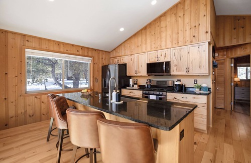 Woodland Park Cabin | Pikes Peak Panorama - 2 acres- Fire Pit - Hot Tub - Starlink