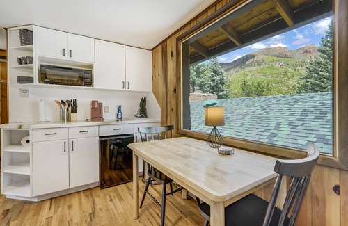 Cascade Apartment | Pikes Peak Stone Cottage | Hot Tub & Game Room