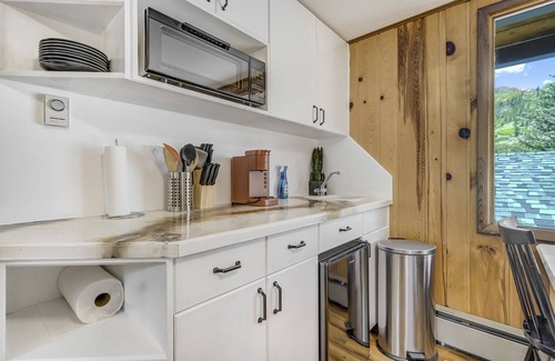 Cascade Apartment | Pikes Peak Stone Cottage | Hot Tub & Game Room