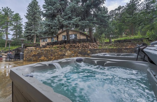 Cascade Apartment | Pikes Peak Stone Cottage | Hot Tub & Game Room
