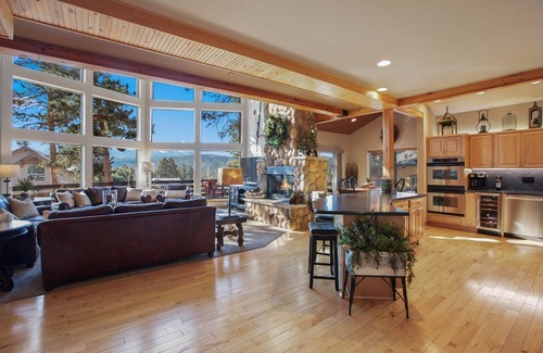 Woodland Park House | Pikes Peak Vista-Luxurious Home with Amazing Views In Woodland Park-30 day min.
