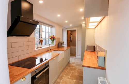 Dawlish Cottage | PILCHARD COTTAGE, pet friendly, character holiday cottage in Dawlish