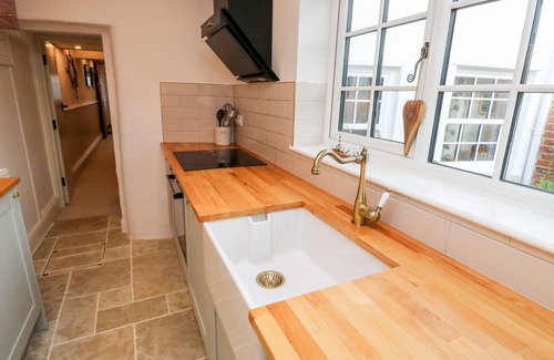 Dawlish Cottage | PILCHARD COTTAGE, pet friendly, character holiday cottage in Dawlish