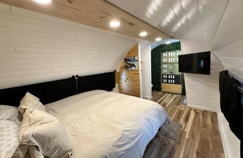 Houston House | Pilot Lodge - Epic Alaskan Airplane Home DC-9