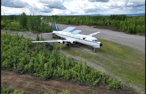 Houston House | Pilot Lodge - Vintage Airplane House DC-6