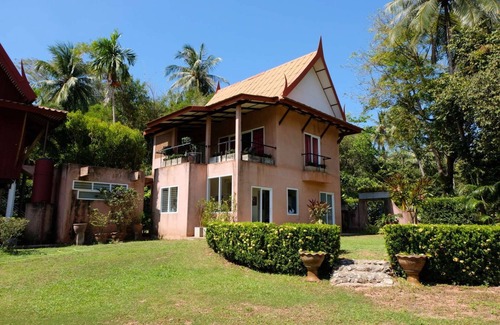 Nuea Khlong Villa | Piman Pu Lek - large 2 storey 1 bedroom kingsize villa with a/c, sea view