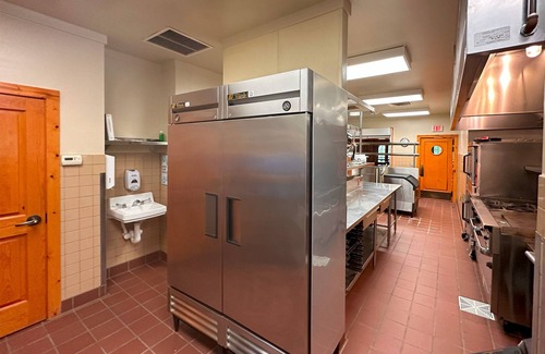 Kaiser Hotel | Pin Oak