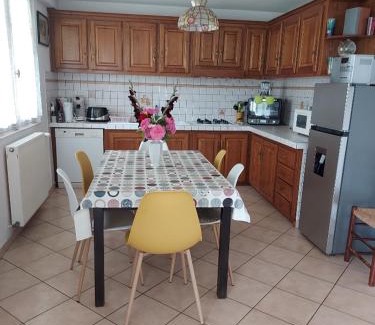 Marmande Apartment | Pin parasol