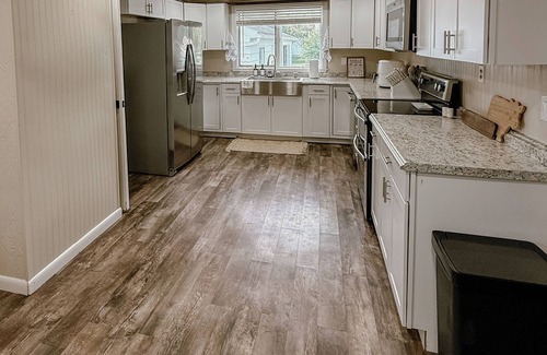 Saint Marys  Allen County House | Pinch of Cozy, Farm House with Hot Tub, 1 Minute Walk to Local Farm Store