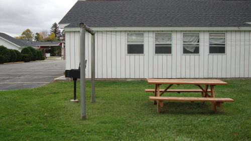 Pinconning Hotel | Pinconning Trail Inn Motel