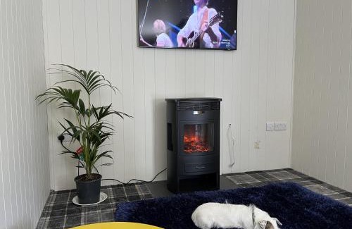 Storwood House | Pine Boutique Lodge with hot tub for couples & dog
