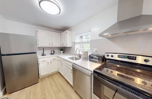 Newark Apartment | Pine Brook Apartments: Luxurious living in a stunning wooded setting