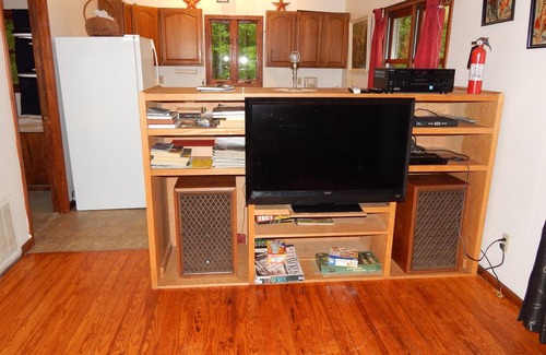 Carbondale Cabin | Pine Cabin on 30 Acres! 1 mi. from Carbondale, IL & SIUC Campus