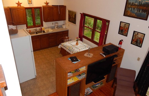 Carbondale Cabin | Pine Cabin on 30 Acres! 1 mi. from Carbondale, IL & SIUC Campus