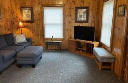 Gaylord House | Pine Cone Inn - Room M8 - King room - King & a twin