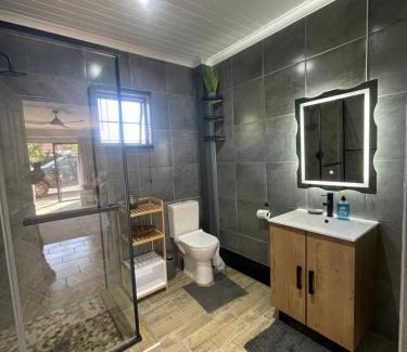 Hillcrest Apartment | PINE COTTAGE Self catering fully equipped 2 bedroom, Queen bed 3 singles 65sqm cosy private cottage
