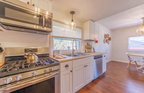 Douglas House | Pine Cove - Close to downtown and beaches