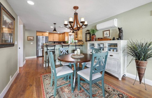 East Olympia House | Pine Cove Cottage-Waterfront