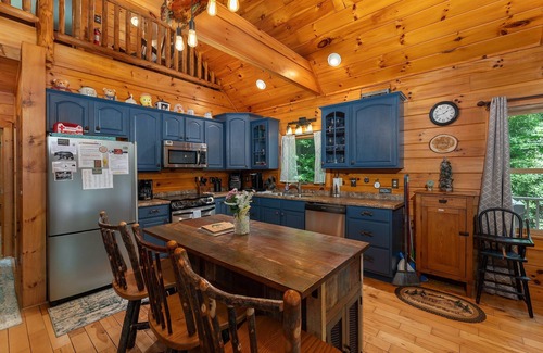 Old Fort Cabin | Pine Creek Cabin | Pet-Friendly Creekside Oasis with Hot Tub & Fire Pit!