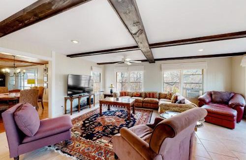 Eureka Springs House | Pine Crest Lodge