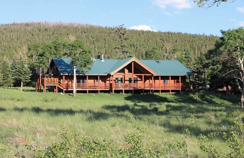 Fort Garland Cabin | Pine Dragon Lodge, a spacious cabin in gated community