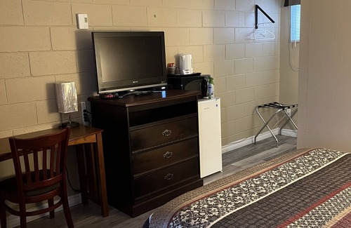 Algoma District Hotel | Pine Grove Motel