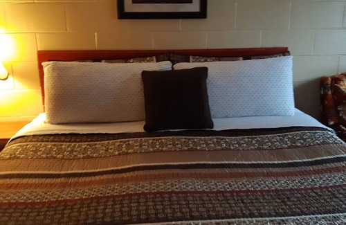 Algoma District Hotel | Pine Grove Motel