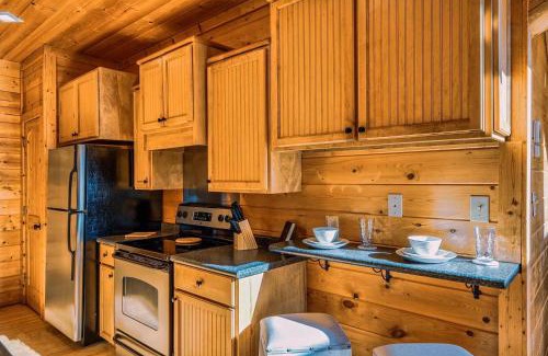 Pigeon Forge House | Pine Haven Hollow, Hot Tub, Game Room, WIFI, 1089 FREE tickets each paid day, Dollywood and More