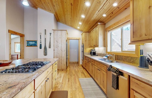 Brockway House | Pine Haven with Private Hot Tub & Deck Short Walk to Beach, Near Skiing