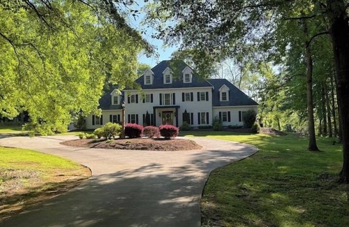 Griffin House | Pine Hill Estate w/Three Apartment-style Rooms