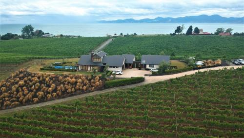 Ruby Bay Bed & Breakfast | Pine Hill Lodge In Vineyard