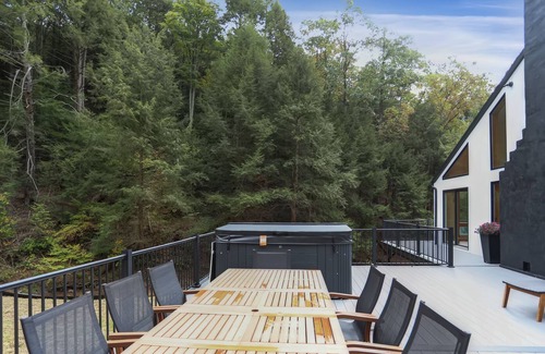 Duncannon Cabin | Pine Hollow Lodge 🌲 Hot tub! Pond! Game Room.