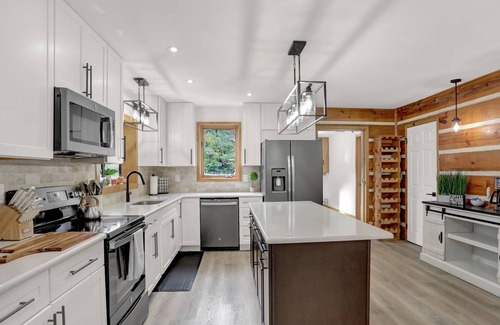 Duncannon Cabin | Pine Hollow Lodge 🌲 Hot tub! Pond! Game Room.