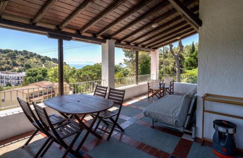 Troulos House | Pine home