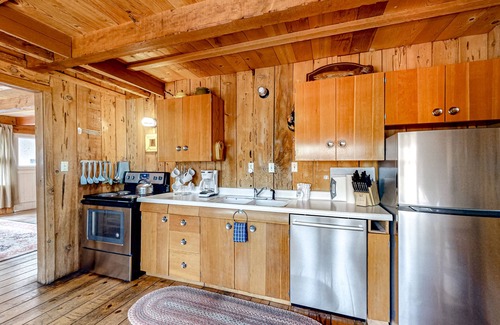 McKinney Estates Cabin | Pine Knolls | Private cabin with hot tub | Pets Welcome