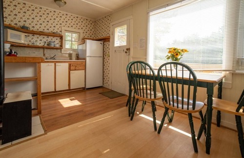 Gravenhurst Cottage | Pine Lake: 2-Bedroom Cottage #10 "Pitch Pine"