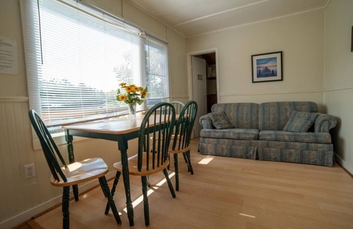 Gravenhurst Cottage | Pine Lake: 2-Bedroom Cottage #10 "Pitch Pine"