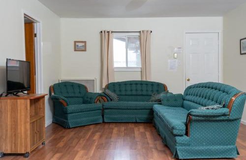 Gravenhurst House | Pine Lake 3-Bedroom Cottage #12 - The Gallery