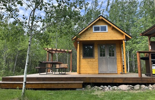 Manitoba Cabin | Pine Place Solar off-grid with Sauna & Pool