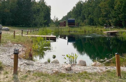 Manitoba Cabin | Pine Place Solar off-grid with Sauna & Pool