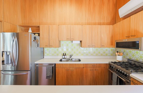 Havelock-Belmont-Methuen Cottage | Pine Point on Kosh Elegant Midcentury Cottage W/hot tub & gym