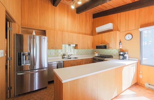 Havelock-Belmont-Methuen Cottage | Pine Point on Kosh Elegant Midcentury Cottage W/hot tub & gym