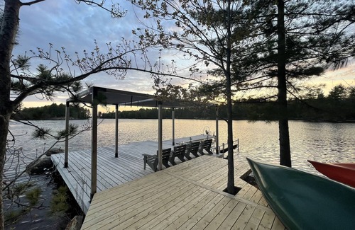 Havelock-Belmont-Methuen Cottage | Pine Point on Kosh Elegant Midcentury Cottage W/hot tub & gym
