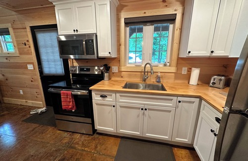 Quaker City House | Pine Ridge Cabin House - Cozy Retreat In Woodland Setting With Hiking Trails