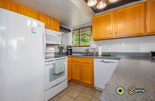 Mount Jackson Ski Chalet | Pine Ridge Retreat - walk to ski slopes!