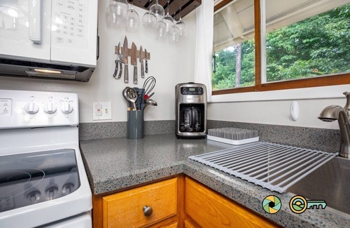 Mount Jackson Ski Chalet | Pine Ridge Retreat - walk to ski slopes!