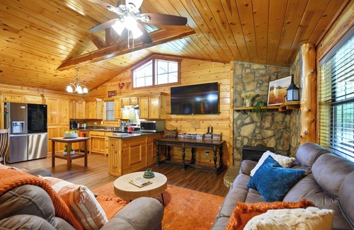 Golden Cabin | Pine Time on Glover River with Stocked fishing pond, Secluded!