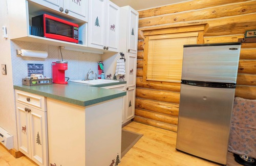 Enterprise House | Pine Tree Cabin - Pet Friendly! Home away from home!