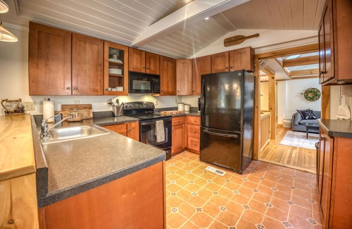Great Barrington Cottage | Pine View Cottage, Berkshires Getaway Lake Buel w/lake rights. Pet friendly!
