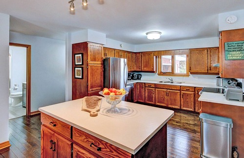 Zurich Cottage | Pine View Cottage Family-Friendly Getaway King Bed